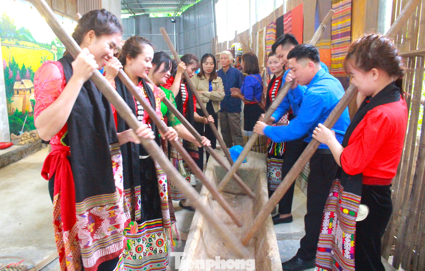 Giao lưu nhảy sạp, đánh cồng chiêng, khắc luống… Giao lưu nhảy sạp, đánh cồng chiêng, khắc luống…