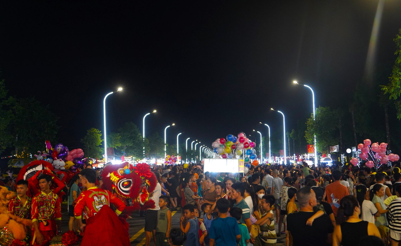 Các gian hàng lưu động, gian hàng lưu niệm, gian hàng giới thiệu đặc sản địa phương và quán ăn đáp ứng nhu cầu trải nghiệm, mua sắm của du khách khi đến với biển Cửa Lò. Các gian hàng lưu động, gian hàng lưu niệm, gian hàng giới thiệu đặc sản địa phương và quán ăn đáp ứng nhu cầu trải nghiệm, mua sắm của du khách khi đến với biển Cửa Lò.