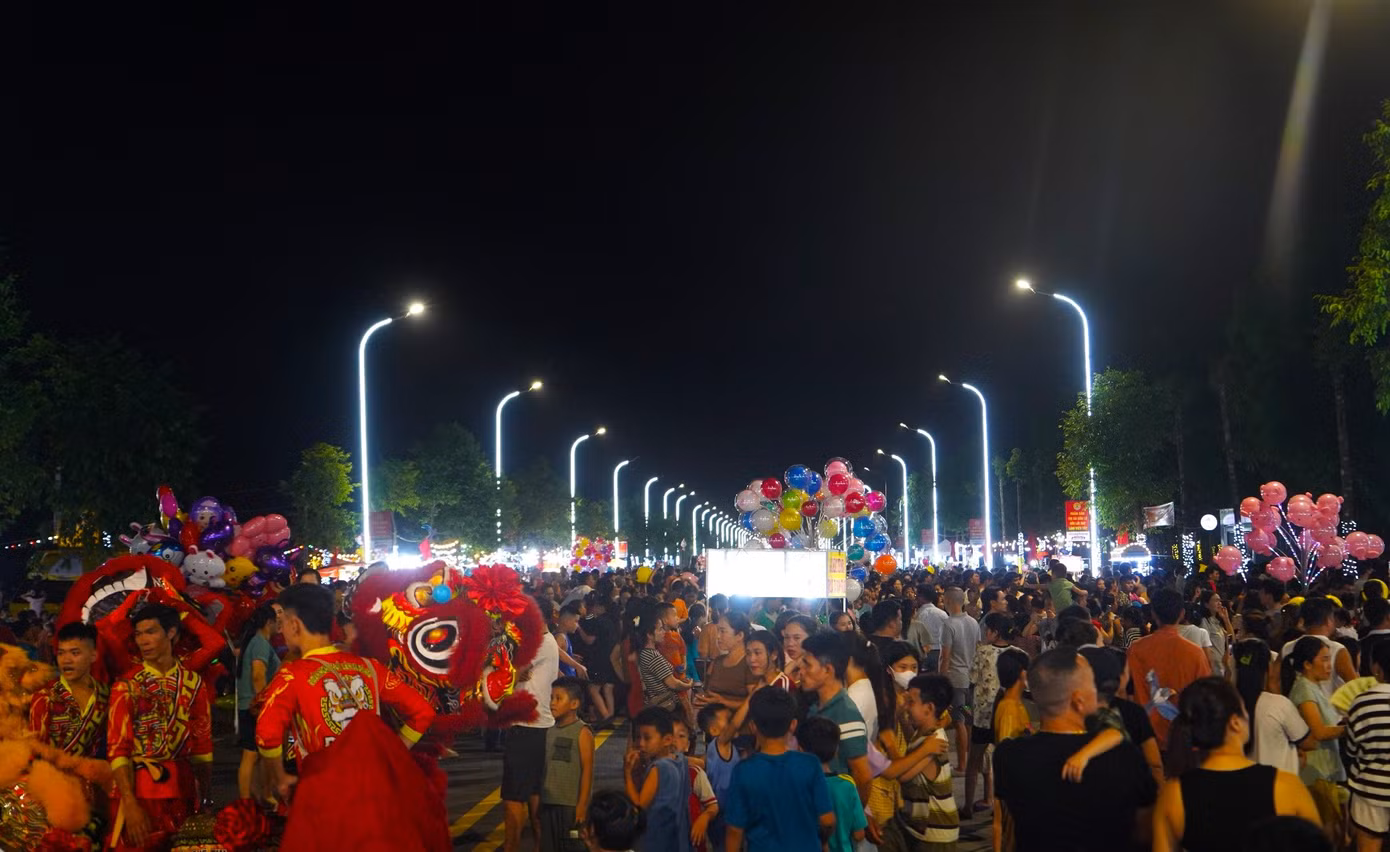 Các gian hàng lưu động, gian hàng lưu niệm, gian hàng giới thiệu đặc sản địa phương và quán ăn đáp ứng nhu cầu trải nghiệm, mua sắm của du khách khi đến với biển Cửa Lò.