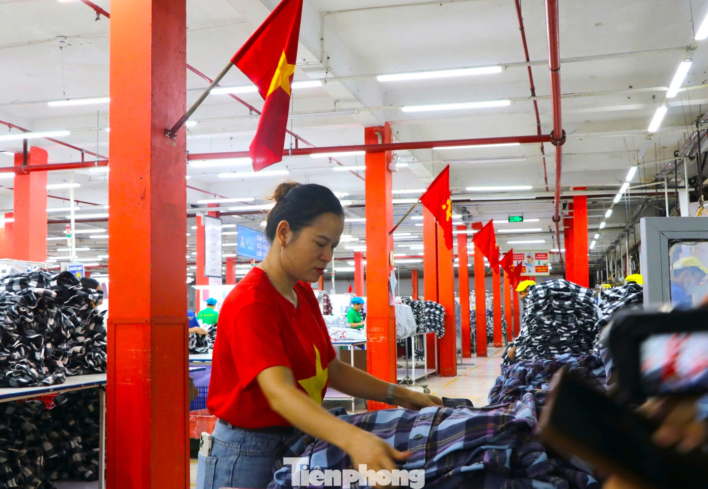 “Đến công ty làm việc thấy rợp một màu đỏ của cờ Tổ quốc bay phấp phới trong lòng lại háo hức, tinh thần phấn chấn, vui tươi hẳn”, chị Thái Thị Thoa chia sẻ.