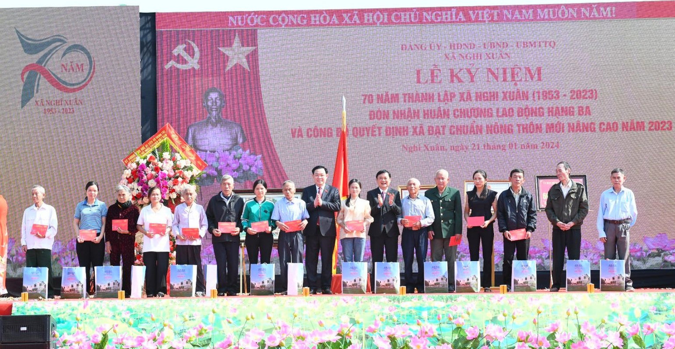 Chủ tịch Quốc hội Vương Đình Huệ trao tặng quà các gia đình có hoàn cảnh khó khăn của huyện Nghi Lộc. Chủ tịch Quốc hội Vương Đình Huệ trao tặng quà các gia đình có hoàn cảnh khó khăn của huyện Nghi Lộc.