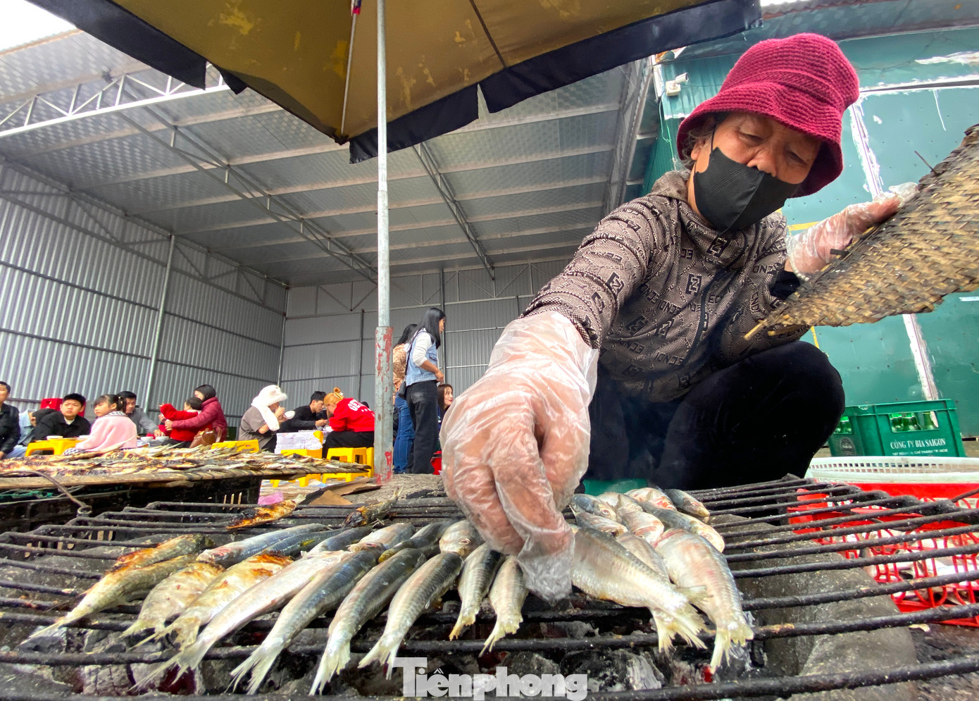 Để cá vừa chín tới, những người thợ sẽ phải trở cá liên tục trên bếp than. "Nướng nhiều quen tay nên mình biết bao nhiêu phút thì cá vừa chín tới. Nếu nướng không quen, cá có thể sống hoặc bị cháy. Khi đó sẽ mất vị ngon, ngọt, béo của cá", bà Trần Thị Thương (trú phường Quỳnh Phương, thị xã Hoàng Mai) nói.