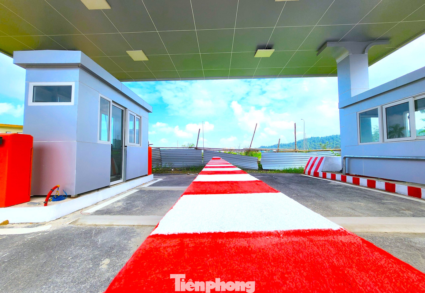 Tuy vậy, cổng chính bến xe vẫn đang được bịt kín bằng tôn. Phía trước phần cổng bên phải chưa có lối vào. Bên ngoài cỏ mọc um tùm tạo nên khung cảnh hoang vu.