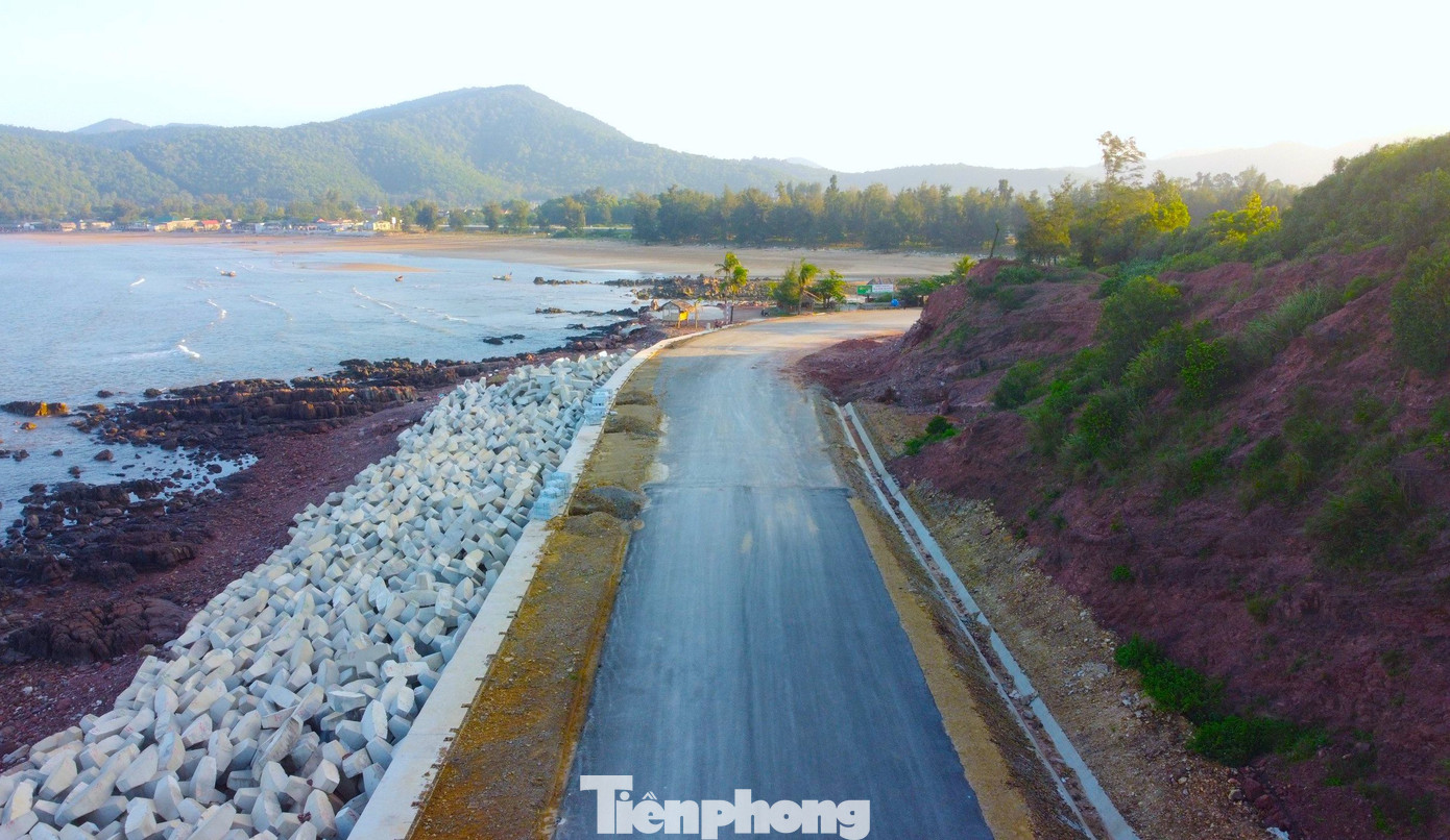 Đoạn đường đi qua biển và núi thuộc xã Nghi Tiến (huyện Nghi Lộc) được xây rãnh thoát nước hình thang sâu một mét, dài hàng trăm mét ở chân taluy âm nền đường. Khi trời mưa, nước trên mái đổ xuống, rãnh có chức năng thu nước từ mái taluy và mặt đường để chống xói mòn. Những đoạn đi sát bờ biển sẽ được xây thêm kè chắn sóng phía ngoài.