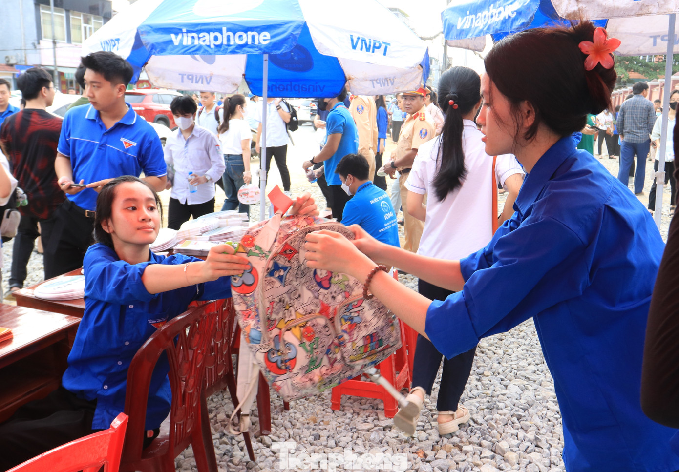 Những túi đồ của các em học sinh được các bạn đoàn viên thanh niên cất giữ cẩn thận.