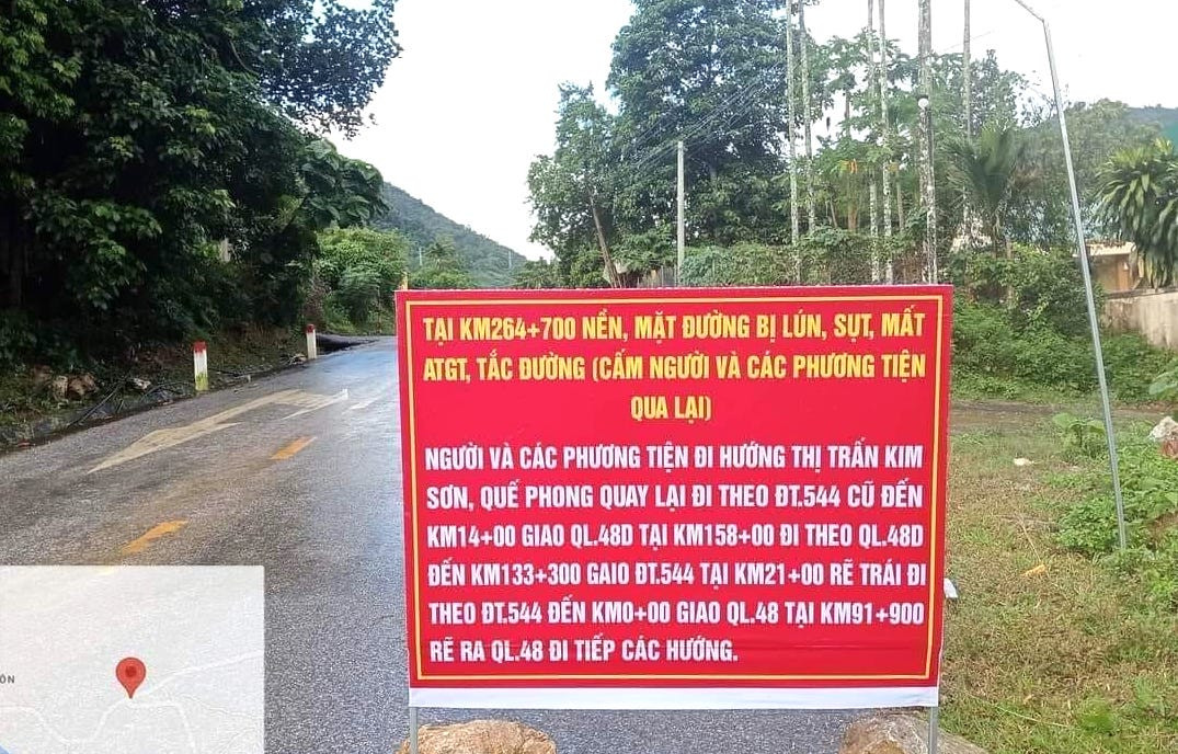 Cơ quan chức năng lập biển hướng dẫn người dân tuyến đường đi thay thế qua khu vực sụt lún ở Dốc Chuối.