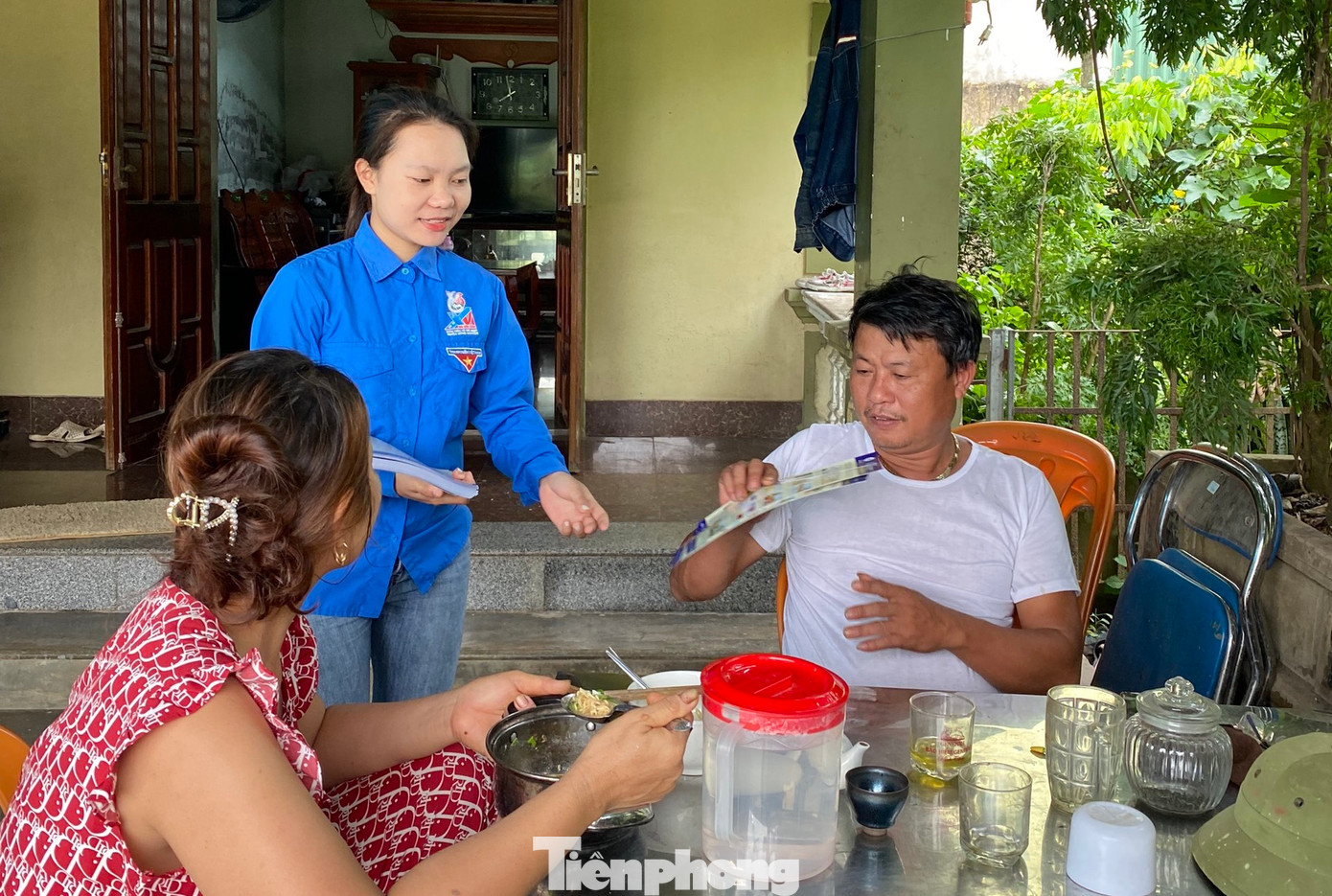 Các đoàn viên, cán bộ điện lực địa phương đến tận từng hộ gia đình trên các xã, huyện để tuyên truyền việc sử dụng điện hợp lý, an toàn, tiết kiệm, tránh lãng phí.