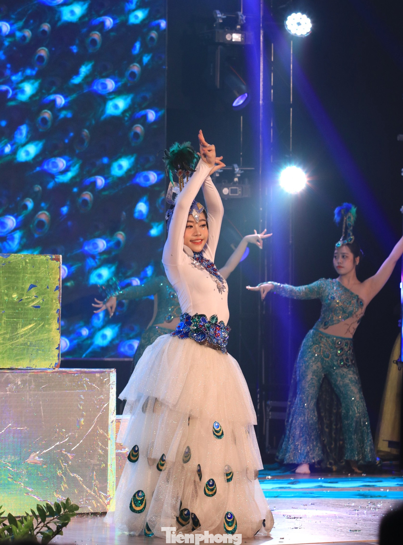 Nhiều thí sinh công phu chuẩn bị và thể hiện các bài múa, kịch.