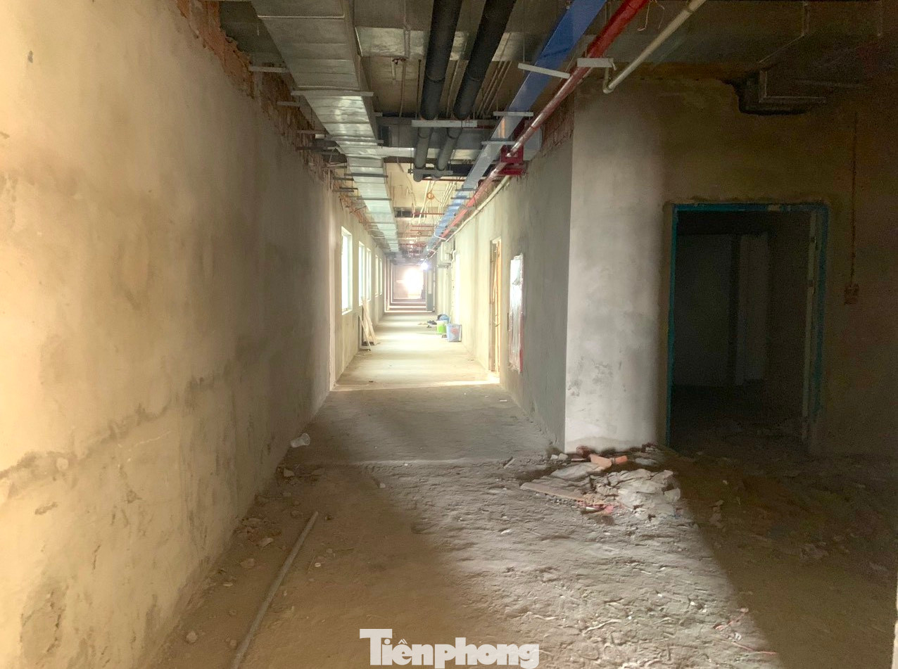 Tuy nhiên bên trong có nhiều tầng vẫn chưa hoàn thiện việc ốp lát nền, lắp đặt cửa, nội thất....