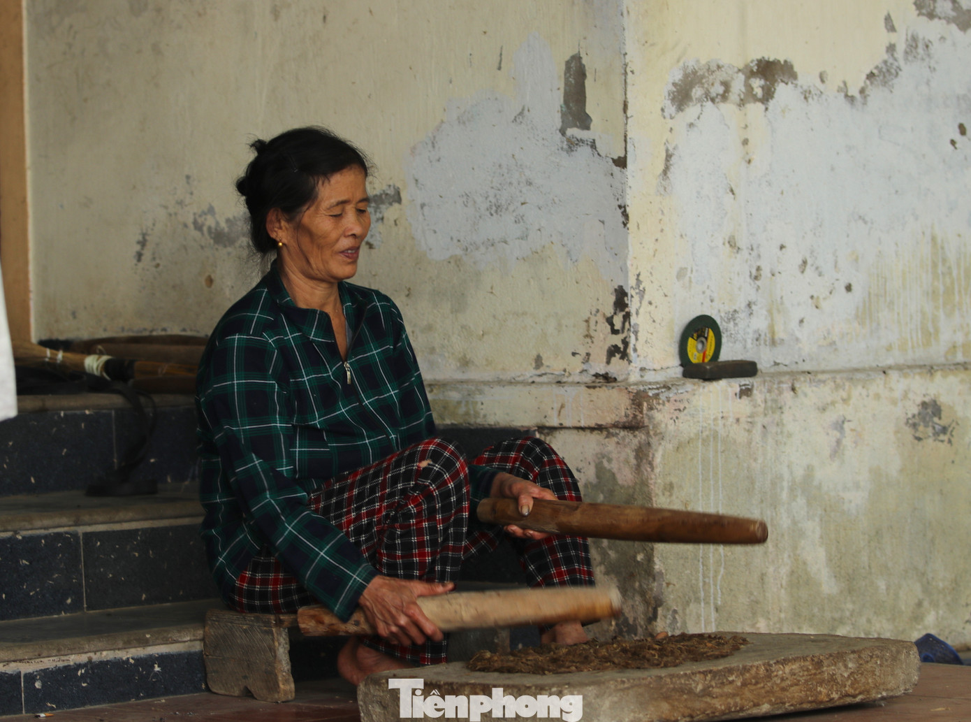 Cây Niệt sau khi hái về sẽ được vợ chồng bà Hải tách lấy vỏ, làm sạch rồi mang đi hầm cùng một ít vôi bột để vỏ cây mềm và mất mùi hôi vốn có. Hầm vỏ cây khoảng một đêm. Khi thấy vỏ cây mềm thì đổ ra ngâm dưới dòng nước chảy khoảng một buổi. Vỏ cây sau đó được đưa lên phiến đá và dùng chày gỗ dã nát lấy bột.