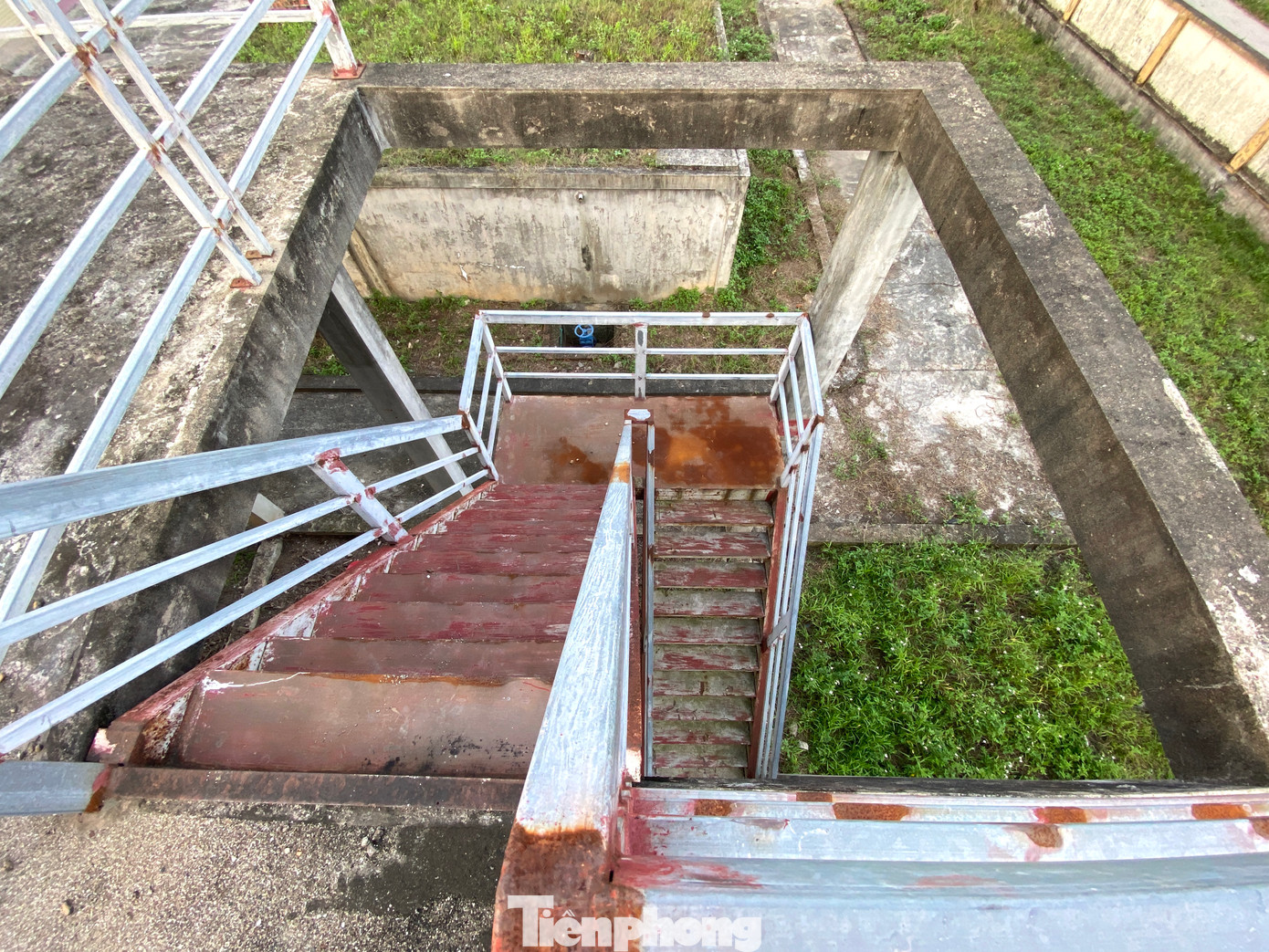 Các hạng mục trong nhà máy đã được xây dựng xong nhưng bỏ hoang nhiều năm qua.