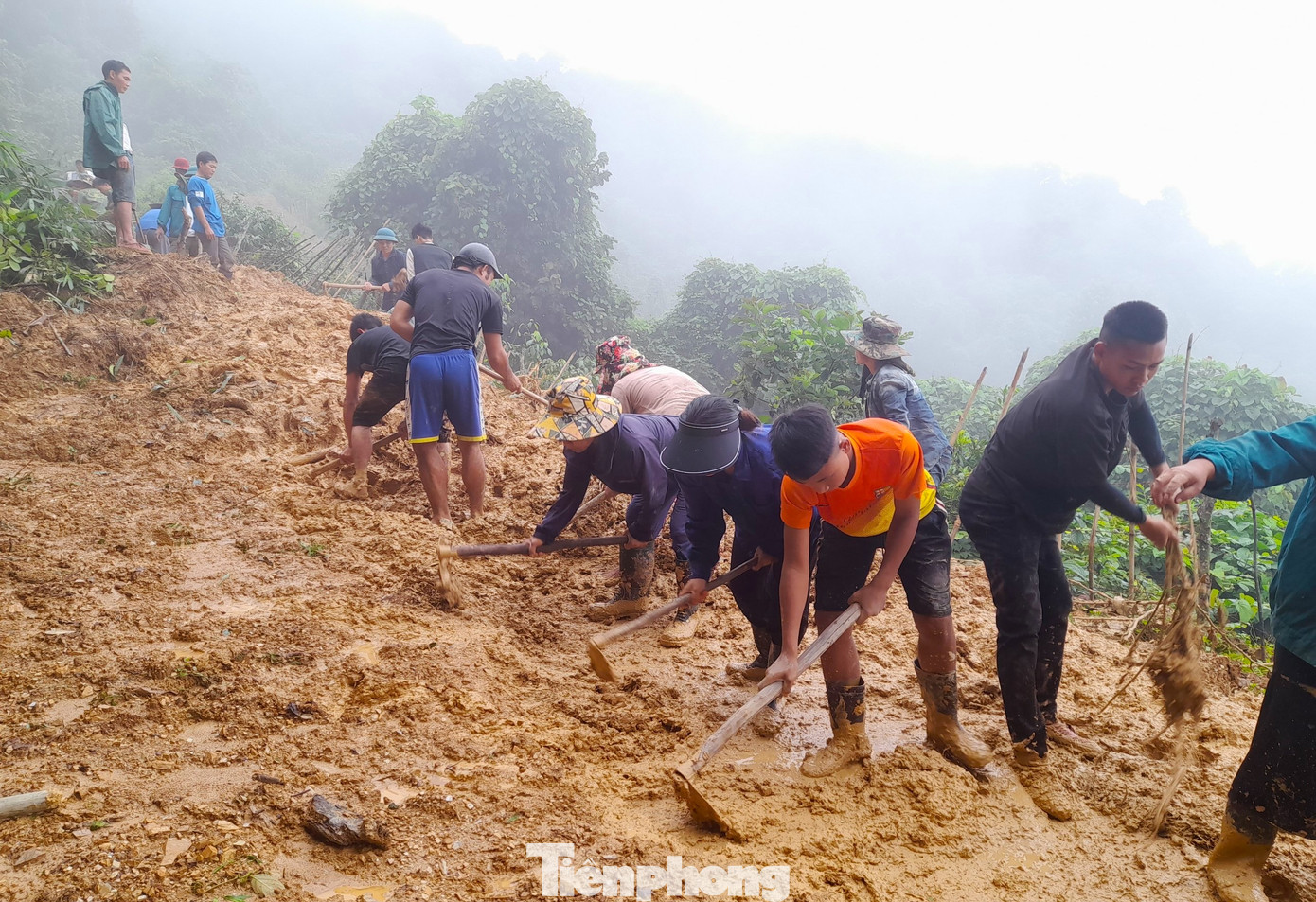 Người dân được huy động cào vét bùn sạt lở để thông đường giao thông cho bà con đi lại.