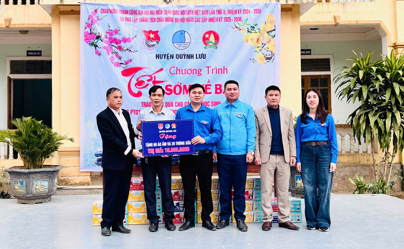 Tại chương trình, Huyện Đoàn - Hội LHTN - Hội đồng Đội huyện Quỳnh Lưu đã trao tặng 80 suất quà, mỗi suất trị giá 500 nghìn đồng cho các hộ nghèo, hộ có hoàn cảnh khó khăn tại xã Nậm Giải và 60 chiếc áo ấm, 20 thùng sữa cho các em học sinh có hoàn cảnh khó khăn tại trường Phổ thông dân tộc bán trú TH&amp;THCS Nậm Giải với tổng trị giá gần 60 triệu đồng.
