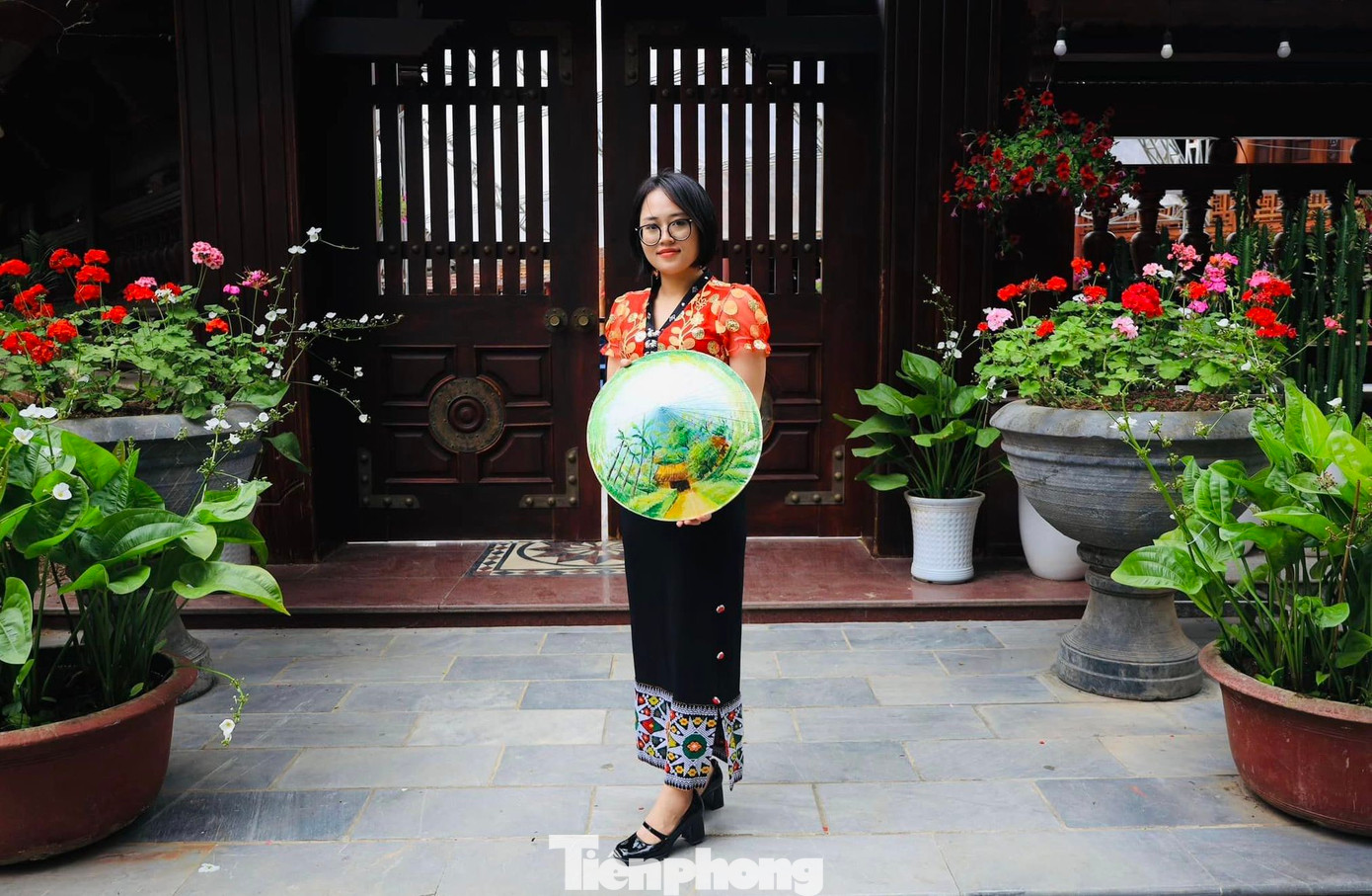 Những nữ cán bộ Đoàn Nghệ An diện áo dài, trang phục truyền thống dân tộc Thái đầy sắc màu tạo nên nét đẹp đằm thắm, niềm tự hào của người con gái xứ Nghệ.