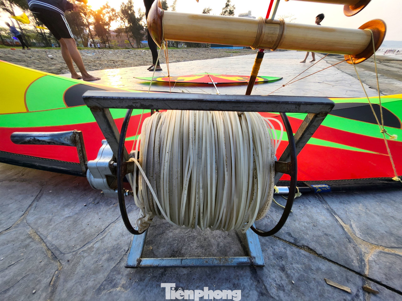 Diều có kích thước lớn nên dây thả diều được dùng là loại cước cỡ lớn buộc vào khung cuốn bằng sắt nặng.