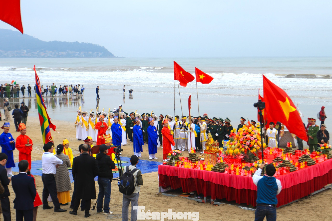 Lễ hội Đền Cờn 2024 (phường Quỳnh Phương, thị xã Hoàng Mai, Nghệ An) được diễn ra với những nghi thức trang trọng, phần hội đông vui nhộn nhịp. Lễ hội đã thu hút hàng vạn du khách địa phương và thập phương về tham dự. Đền Cờn được xếp hạng là một trong 4 ngôi đền thiêng của xứ Nghệ - Nhất Cờn, nhì Quả, tam Bạch Mã, tứ Chiêu Trưng. Lễ hội Đền Cờn 2024 (phường Quỳnh Phương, thị xã Hoàng Mai, Nghệ An) được diễn ra với những nghi thức trang trọng, phần hội đông vui nhộn nhịp. Lễ hội đã thu hút hàng vạn du khách địa phương và thập phương về tham dự. Đền Cờn được xếp hạng là một trong 4 ngôi đền thiêng của xứ Nghệ - Nhất Cờn, nhì Quả, tam Bạch Mã, tứ Chiêu Trưng.