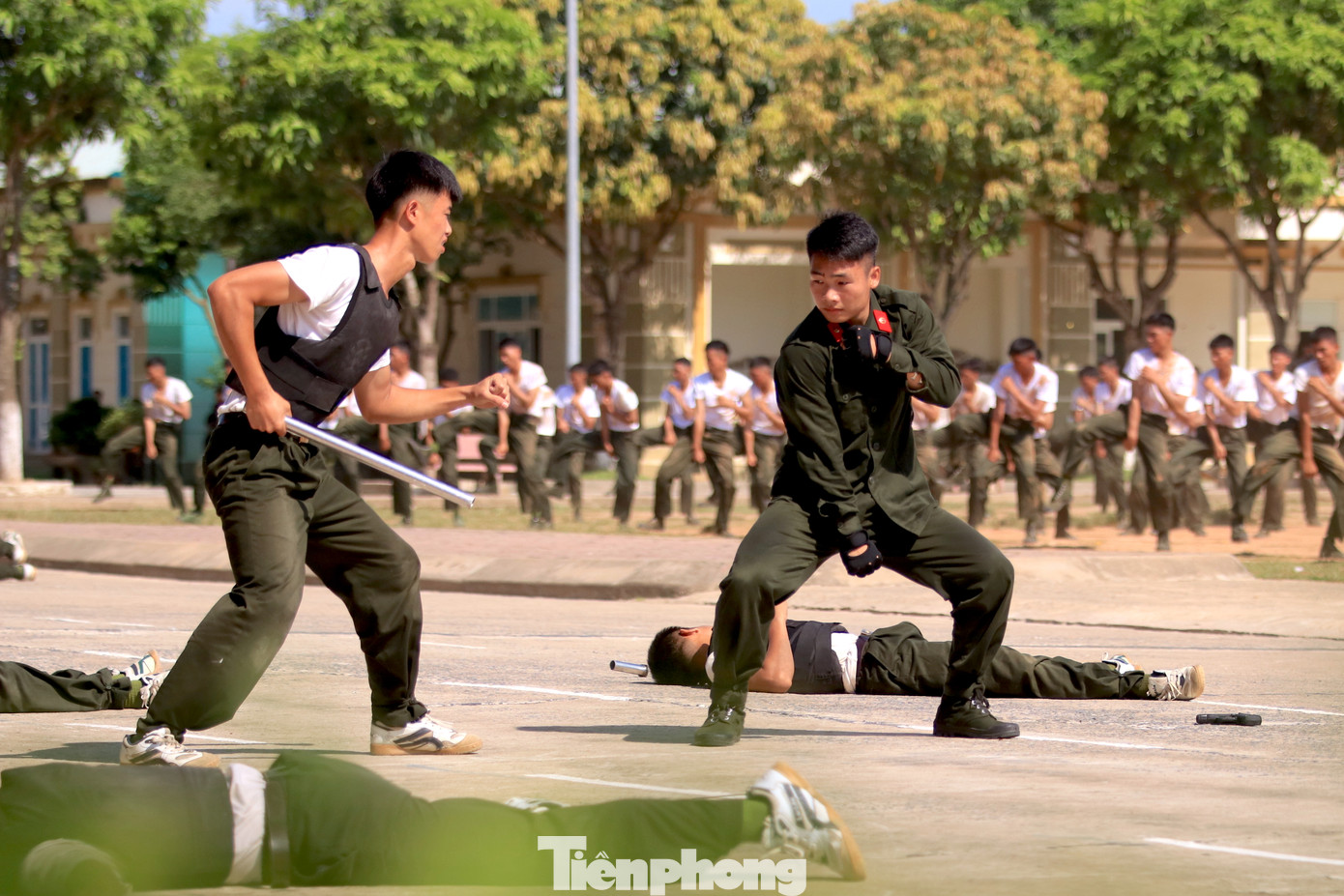Các chiến sĩ thực hiện các bài võ, động tác võ với tình huống giả định.