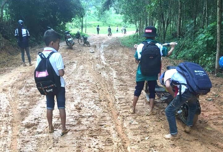 Đi qua được đoạn đường này, nhóm học sinh cũng đã lấm lem bùn đất. Đi qua được đoạn đường này, nhóm học sinh cũng đã lấm lem bùn đất.