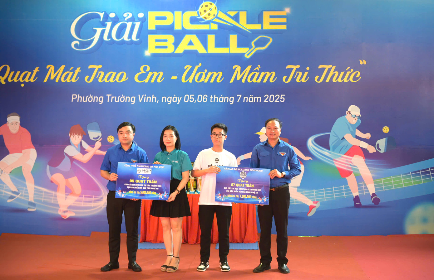 Các đơn vị tài trợ trao biển tượng trưng "Quạt mát cho em" đến Ban tổ chức giải. Các đơn vị tài trợ trao biển tượng trưng "Quạt mát cho em" đến Ban tổ chức giải.