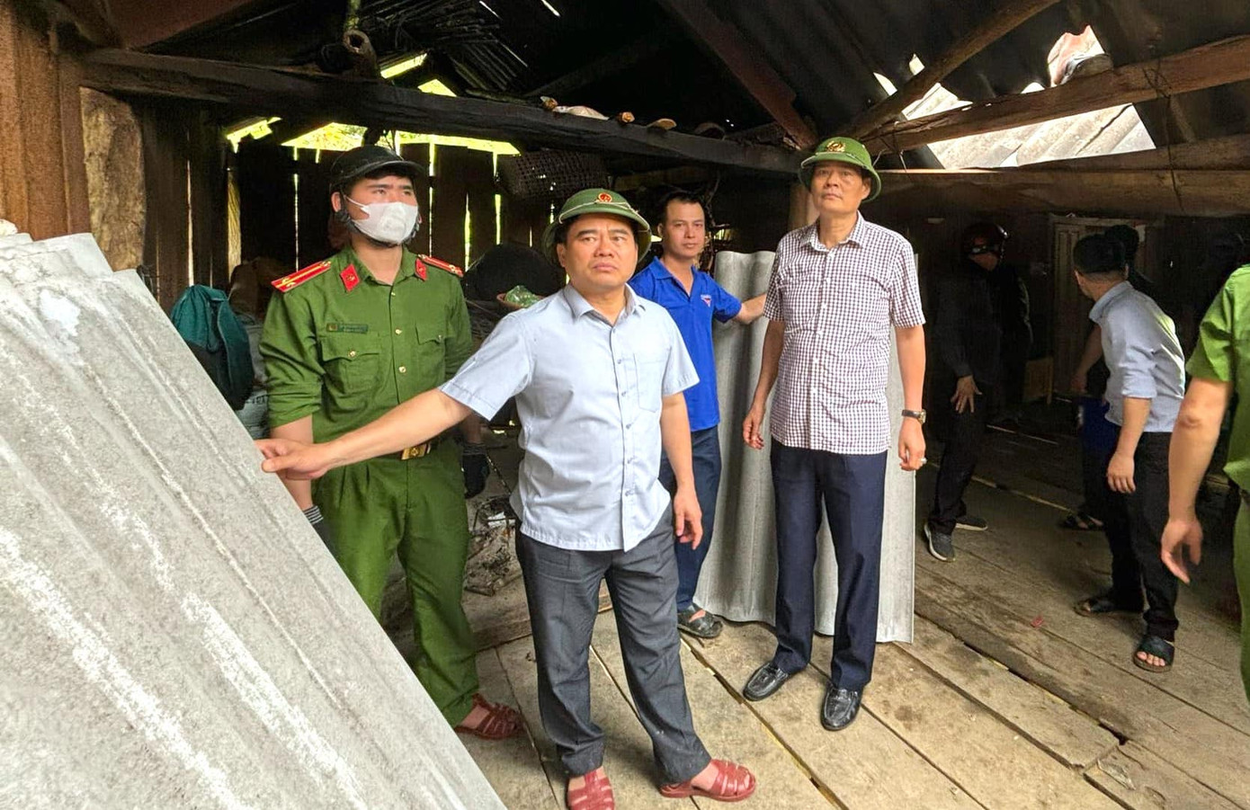 Ông Nguyễn Viết Hùng - Chủ tịch UBND huyện Kỳ Sơn cùng Thượng tá Tô Văn Hậu - Trưởng Công an huyện đến thăm hỏi, trao quà hỗ trợ cho những hộ gia đình bị hư hại về nhà cửa, tài sản trên địa bàn. Ông Nguyễn Viết Hùng - Chủ tịch UBND huyện Kỳ Sơn cùng Thượng tá Tô Văn Hậu - Trưởng Công an huyện đến thăm hỏi, trao quà hỗ trợ cho những hộ gia đình bị hư hại về nhà cửa, tài sản trên địa bàn.