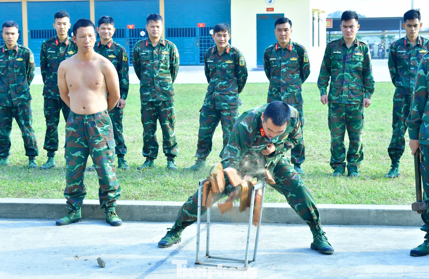 Những người lính trinh sát hăng say luyện tập bất chấp thời tiết giá lạnh. Những người lính trinh sát hăng say luyện tập bất chấp thời tiết giá lạnh.