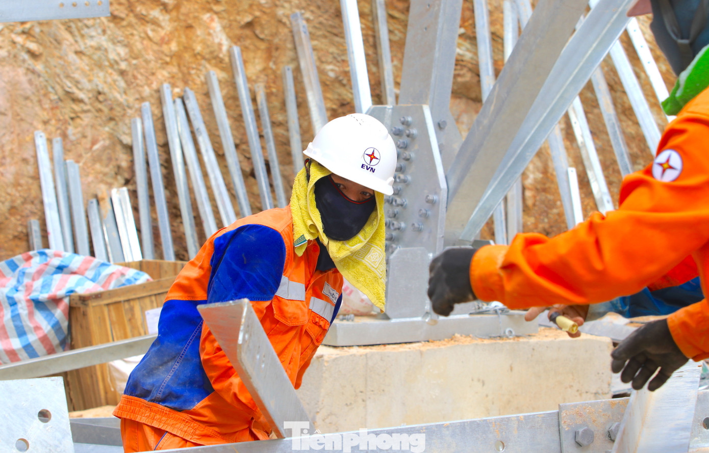 Phía dưới đất, các cán bộ công nhân của các công ty điện lực hỗ trợ lắp ghép các cấu kiện rồi dùng tời vận chuyển lên cao cho các công nhân lắp đặt.