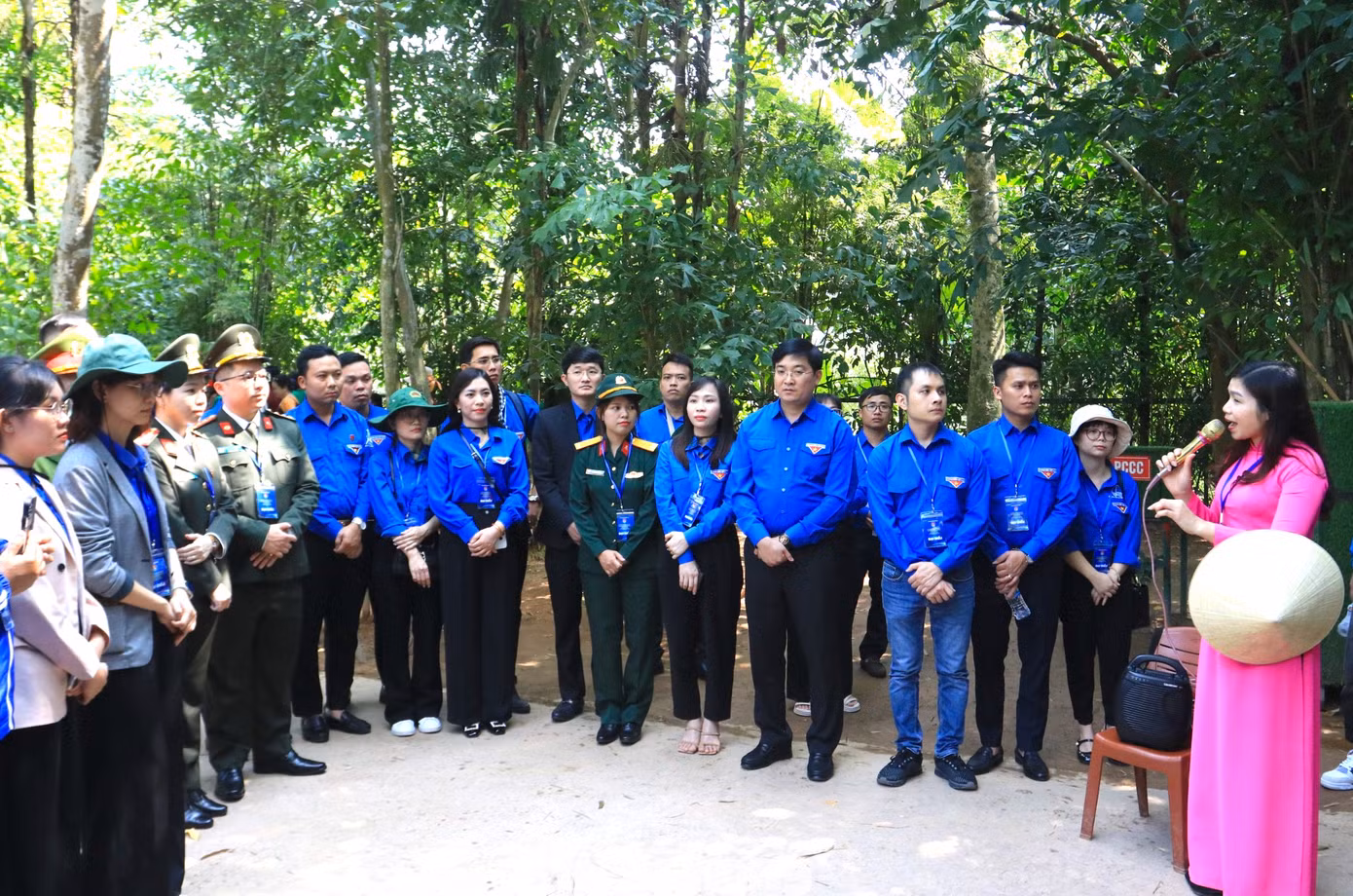 Tại đây, đoàn đại biểu đã chăm chú lắng nghe các thuyết minh viên kể về thời thơ ấu của Bác.