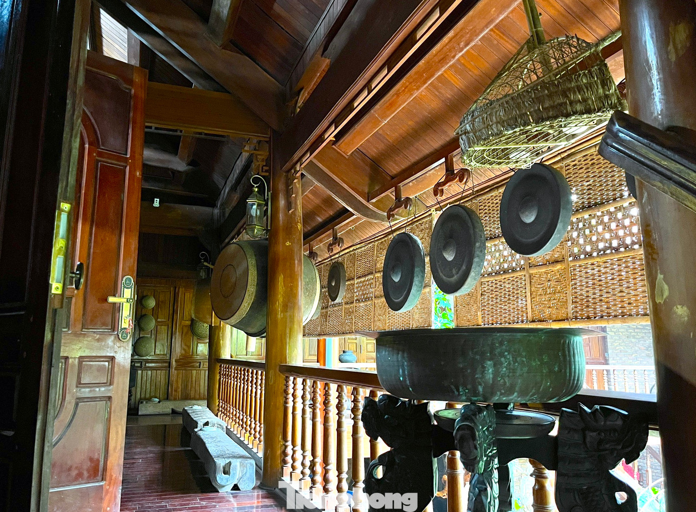 Theo đó, bắt đầu từ năm 1990, gia đình ông Phúc chuyển từ xã Môn Sơn ra thị trấn Con Cuông ở. Cùng lúc này, ông Phúc quyết di chuyển căn nhà sàn đặc trưng của người Thái từ quê ra để lưu giữ kỷ niệm và bản sắc.