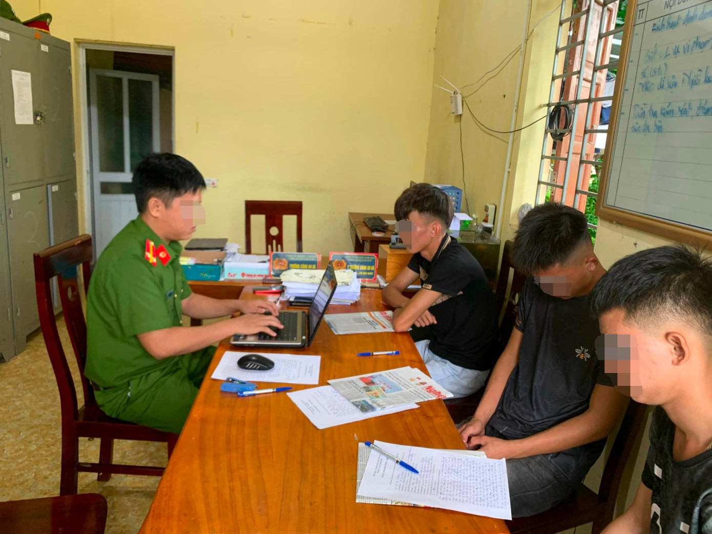 Công an triệu tập nhóm đối tượng lên để điều tra làm rõ và có hướng xử lý.