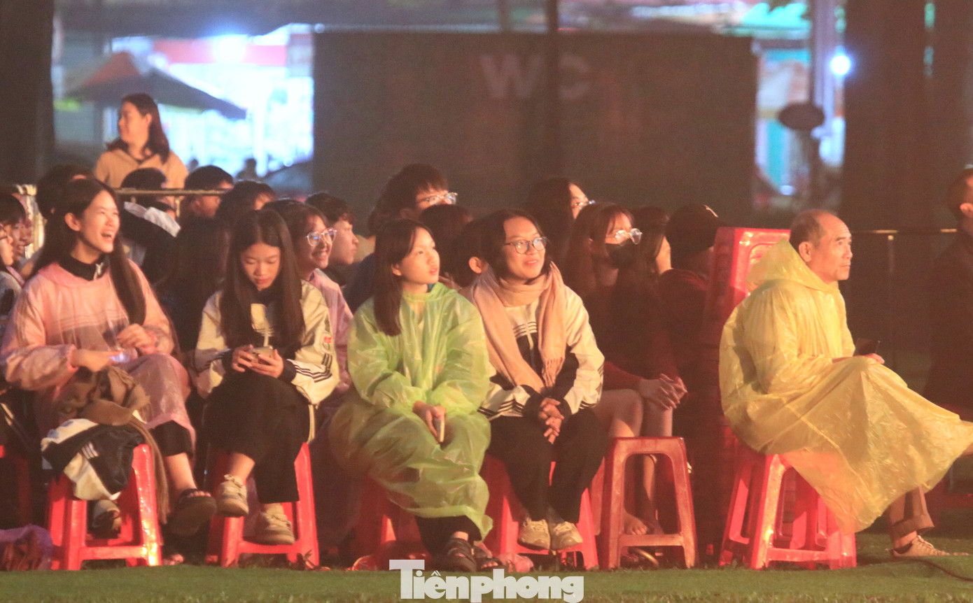 Đông đảo bạn trẻ đến theo dõi chương trình.