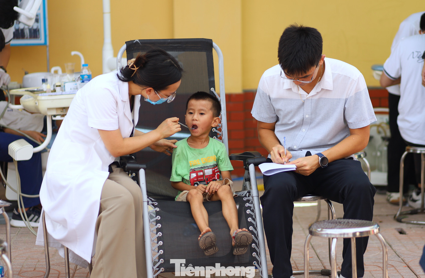 Các bạn trẻ, các em nhỏ được thăm khám, chăm sóc răng miệng.