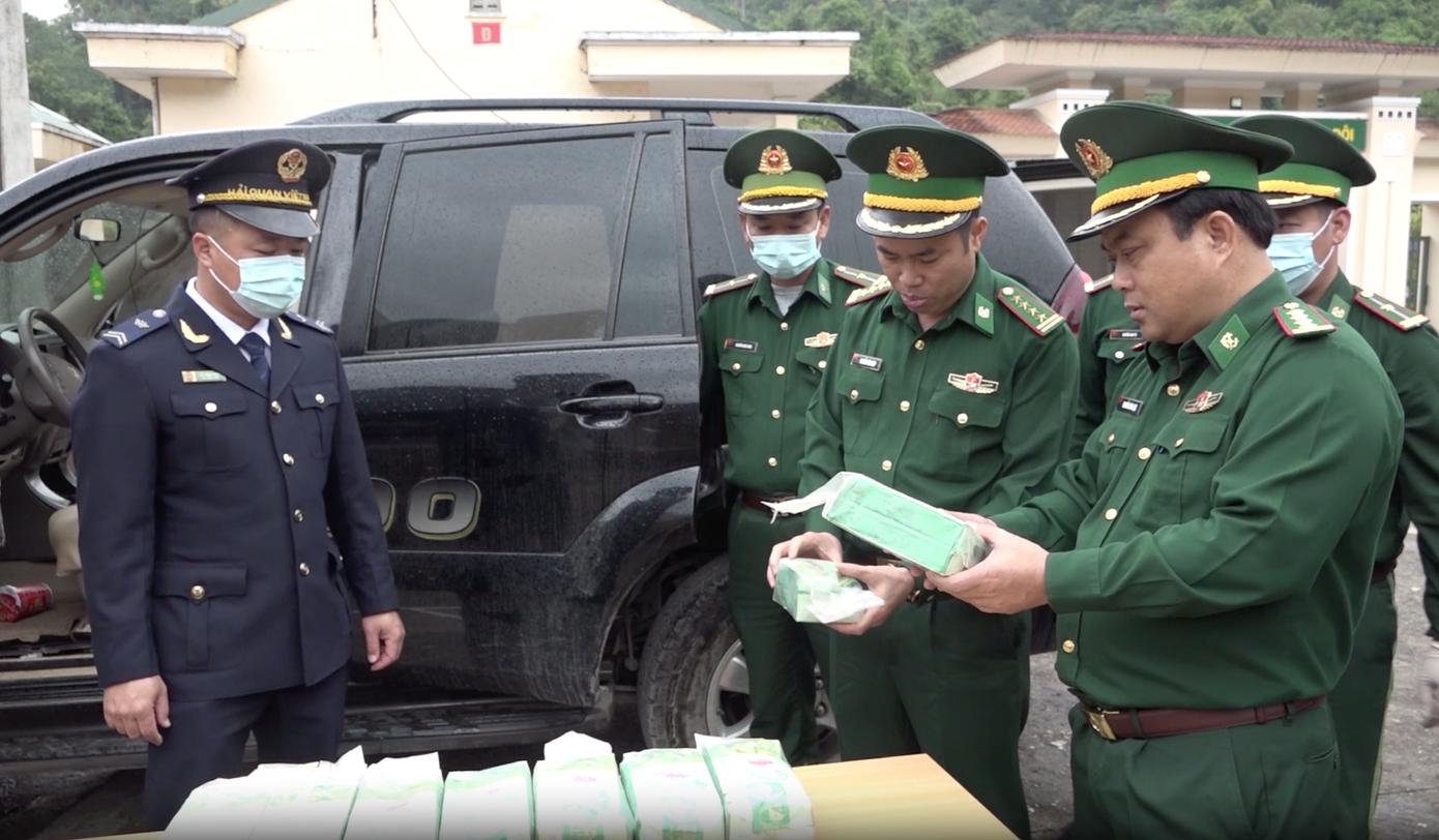 Lực lượng chức năng kiểm tra tang vật ma túy thu giữ được. Lực lượng chức năng kiểm tra tang vật ma túy thu giữ được.