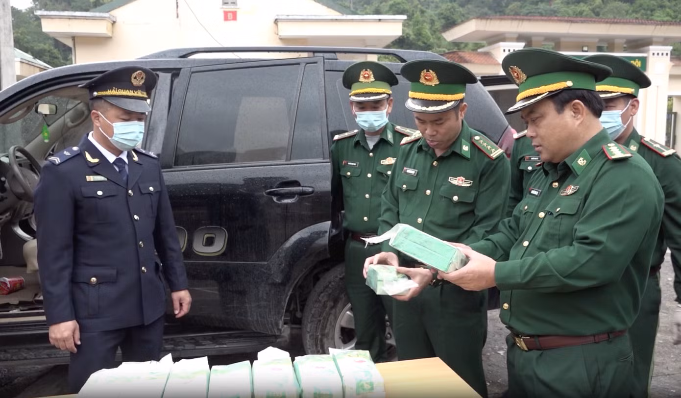 Lực lượng chức năng kiểm tra tang vật ma túy thu giữ được. Lực lượng chức năng kiểm tra tang vật ma túy thu giữ được.