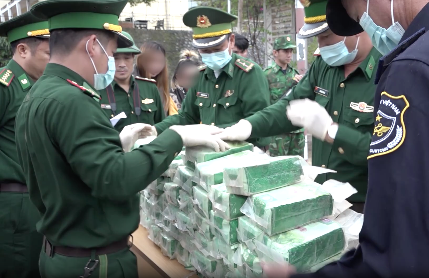 Các đối tượng đã ngụy trang ma túy trong các gói trà rồi giấu tinh vi trong gầm xe, dưới ghế và bình xăng ô tô. Các đối tượng đã ngụy trang ma túy trong các gói trà rồi giấu tinh vi trong gầm xe, dưới ghế và bình xăng ô tô.