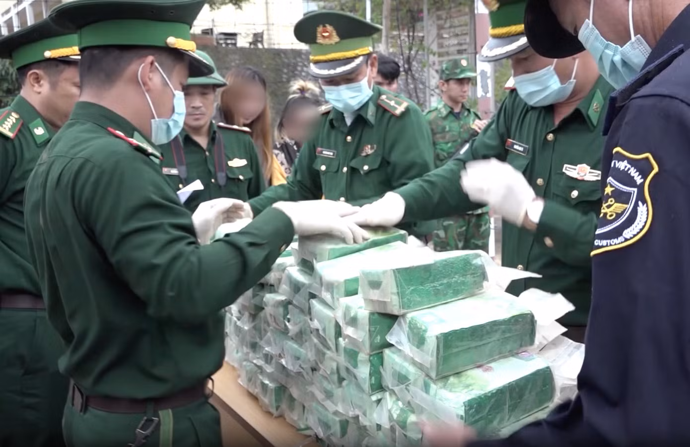 Các đối tượng đã ngụy trang ma túy trong các gói trà rồi giấu tinh vi trong gầm xe, dưới ghế và bình xăng ô tô. Các đối tượng đã ngụy trang ma túy trong các gói trà rồi giấu tinh vi trong gầm xe, dưới ghế và bình xăng ô tô.