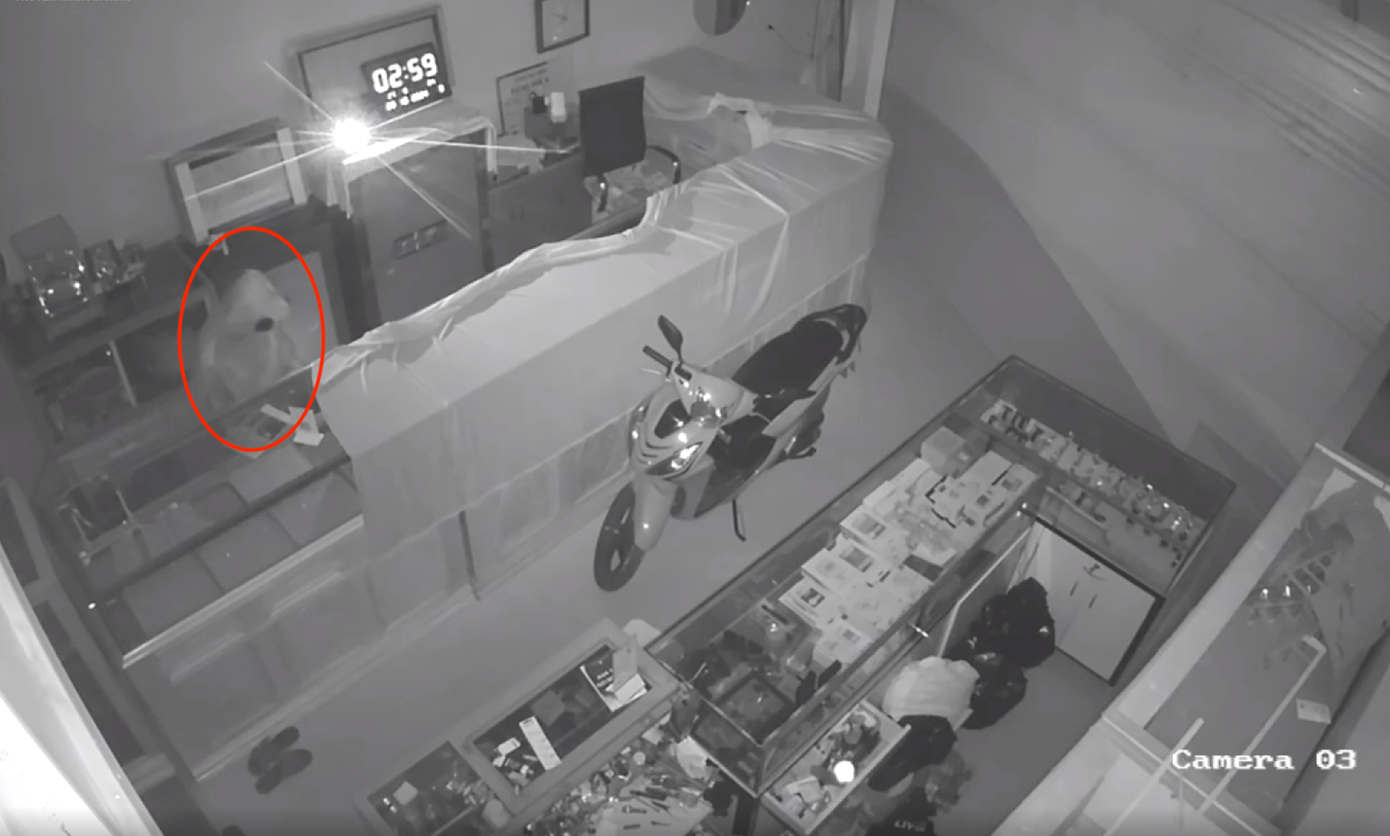 Huy đột nhập vào tiệm vàng lấy trộm 4 khay vàng với tổng giá trị gần 300 triệu đồng.