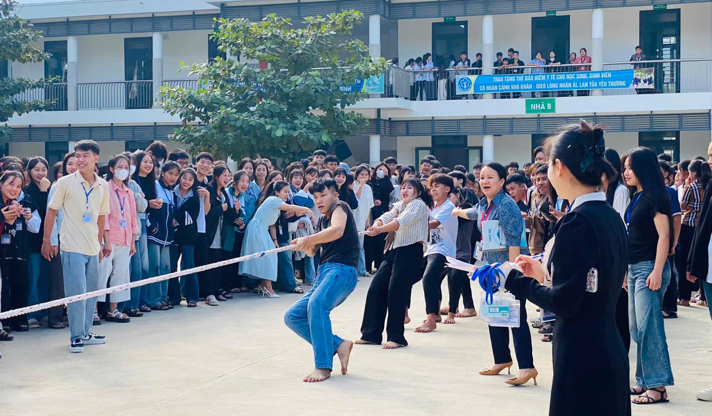 Các đội thi tranh tài trong tiếng hò reo cổ vũ của đông đảo học sinh và các giáo viên trong trường.