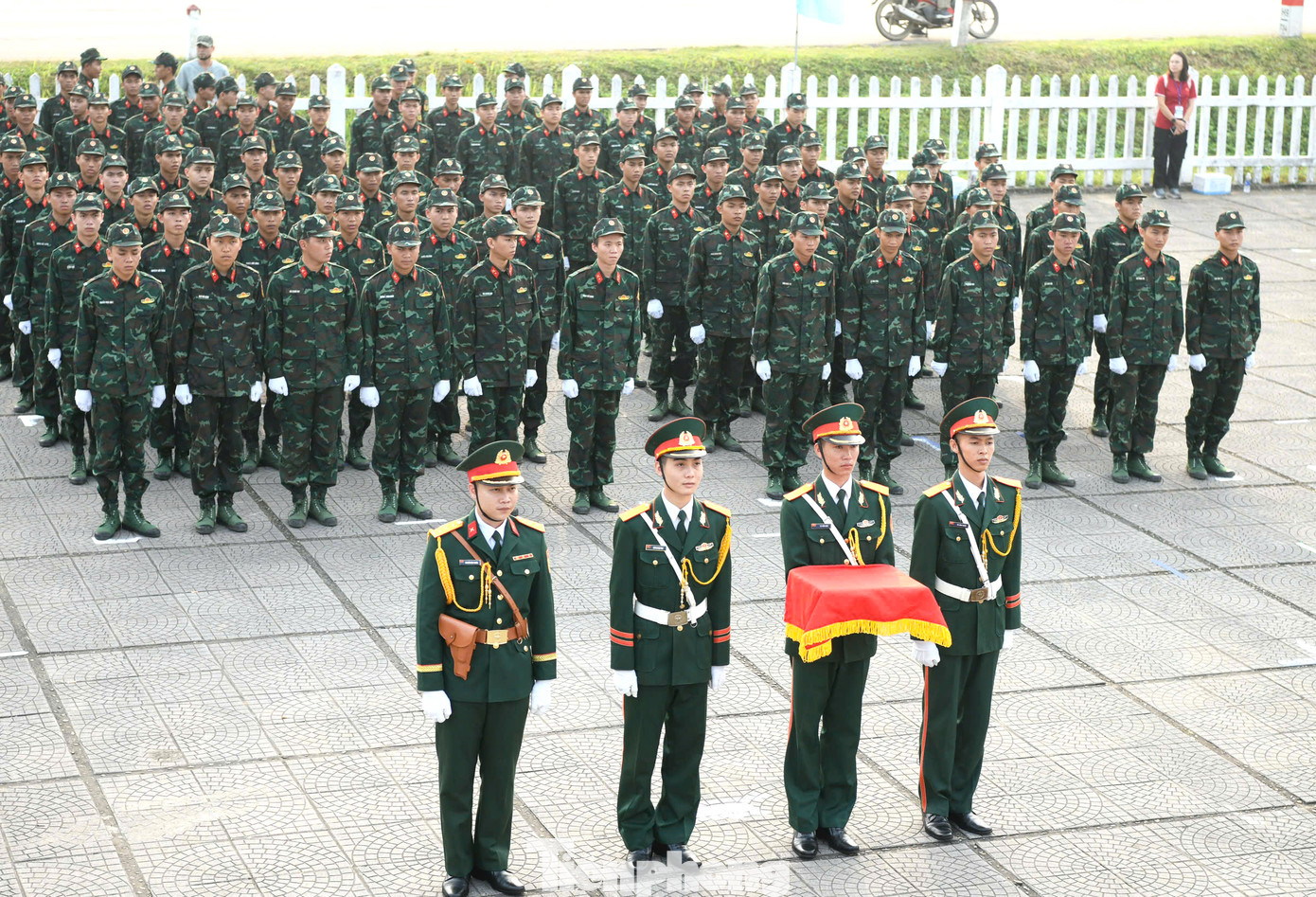 Các cán bộ chiến sĩ trang nghiêm chuẩn bị nghi thức chào cờ. Các cán bộ chiến sĩ trang nghiêm chuẩn bị nghi thức chào cờ.