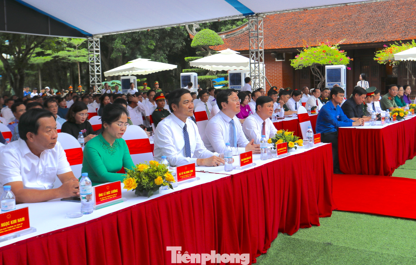 Các đại biểu dự Lễ dâng hương tưởng niệm nhân ngày giỗ lần thứ 54 của Chủ tịch Hồ Chí Minh. Các đại biểu dự Lễ dâng hương tưởng niệm nhân ngày giỗ lần thứ 54 của Chủ tịch Hồ Chí Minh.