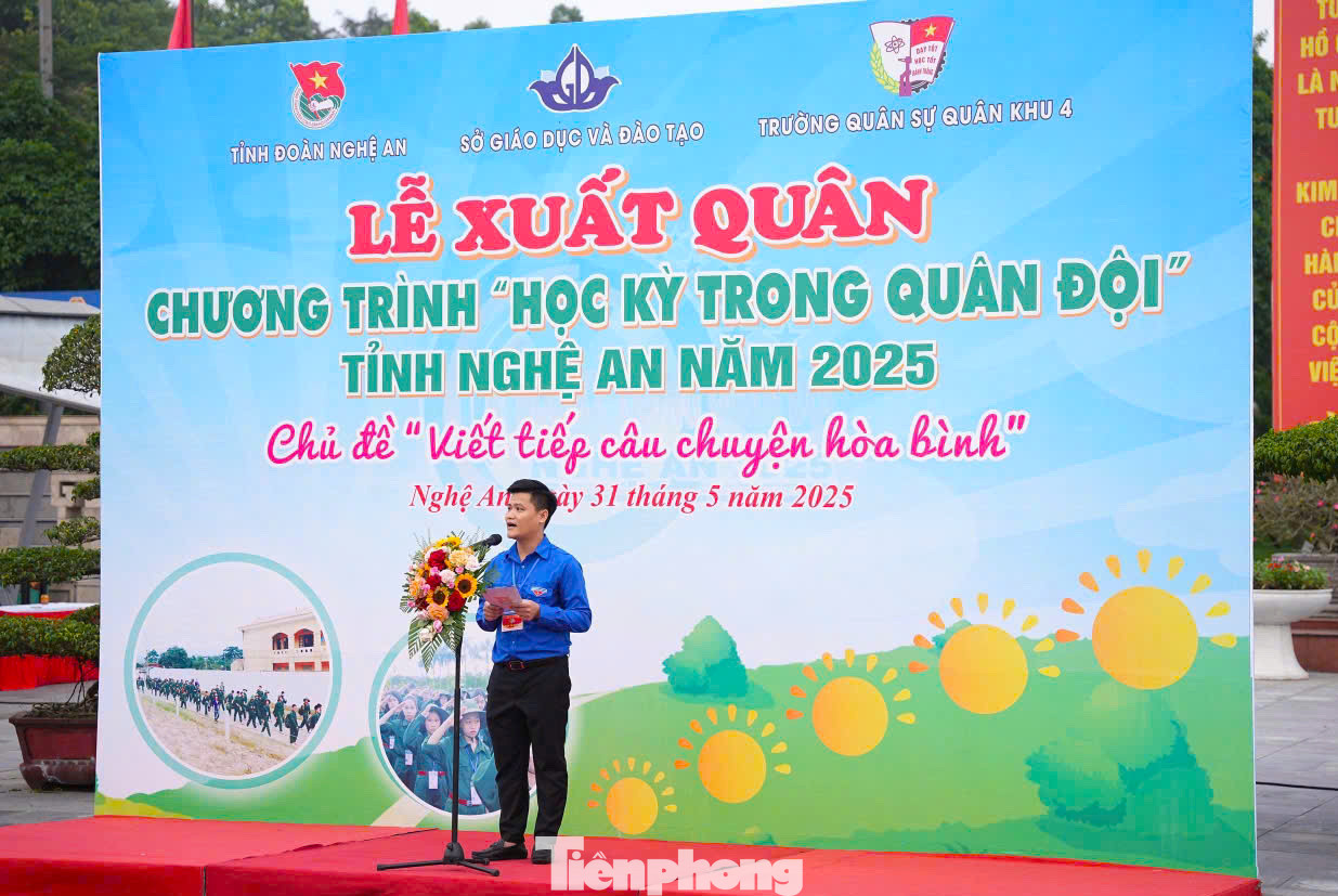 Anh Nguyễn Mạnh Phong - Phó Bí thư Tỉnh Đoàn Nghệ An phát biểu khai mạc chương trình.