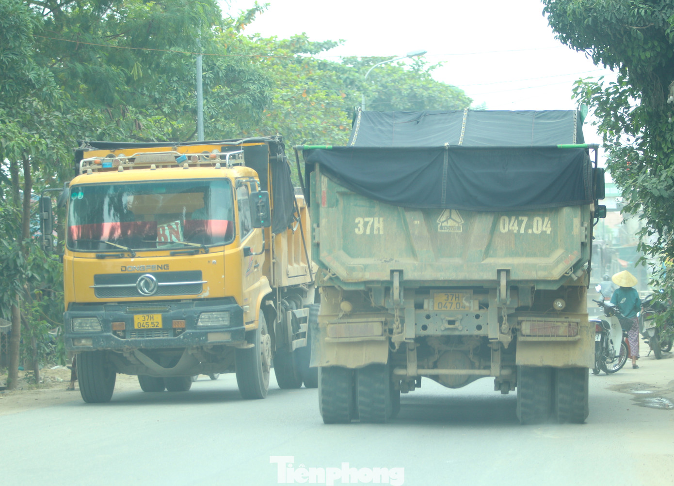 Những chiếc xe ben chở vật liệu thi công những công trình gần đó vừa chạy nhanh vừa vượt ẩu khiến người đi đường luôn phải né hẳn vào lề.