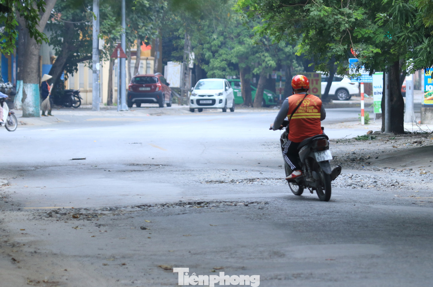 Nhiều phương tiện phải lạng lách để tránh "ổ gà" vô tình đi sang làn ngược chiều rất nguy hiểm cho bản thân và các phương tiện khác. Nhiều phương tiện phải lạng lách để tránh "ổ gà" vô tình đi sang làn ngược chiều rất nguy hiểm cho bản thân và các phương tiện khác.