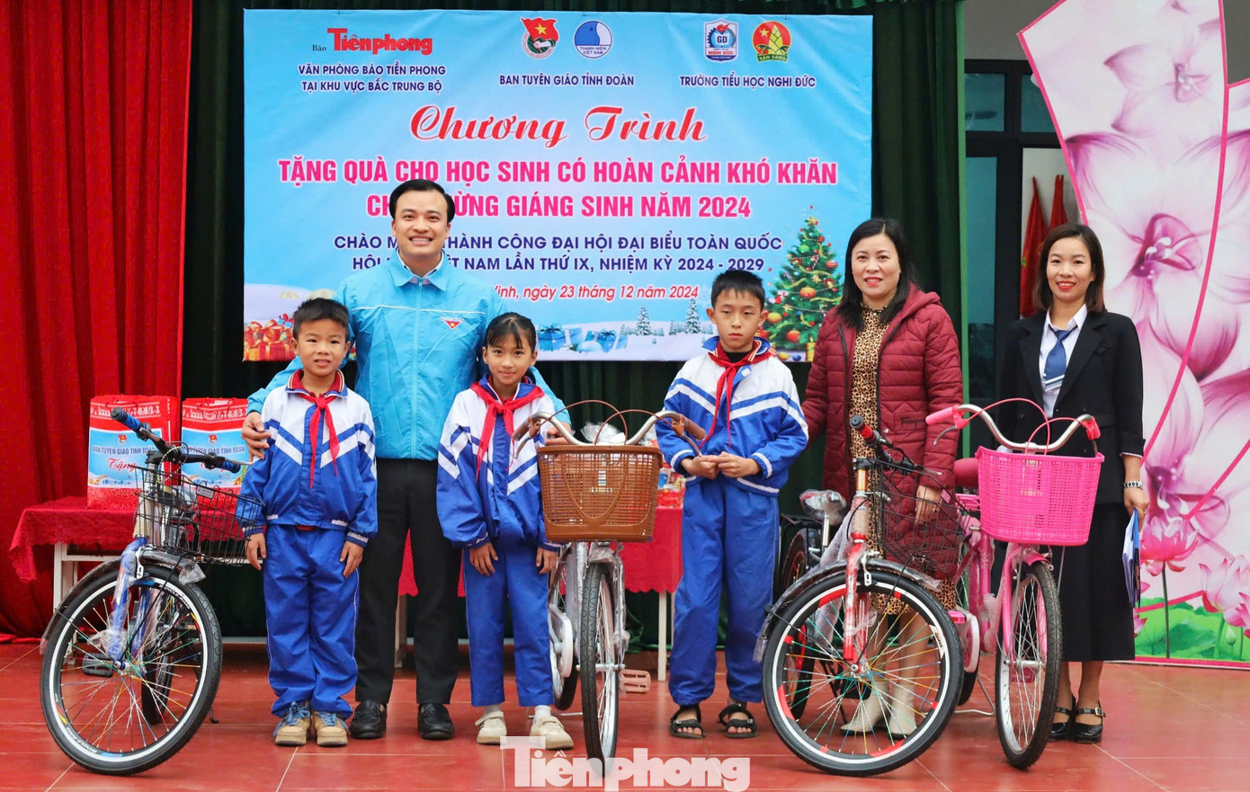 Ban tổ chức trao tặng 4 xe đạp cho các em học sinh có hoàn cảnh khó khăn trong trường. Ban tổ chức trao tặng 4 xe đạp cho các em học sinh có hoàn cảnh khó khăn trong trường.