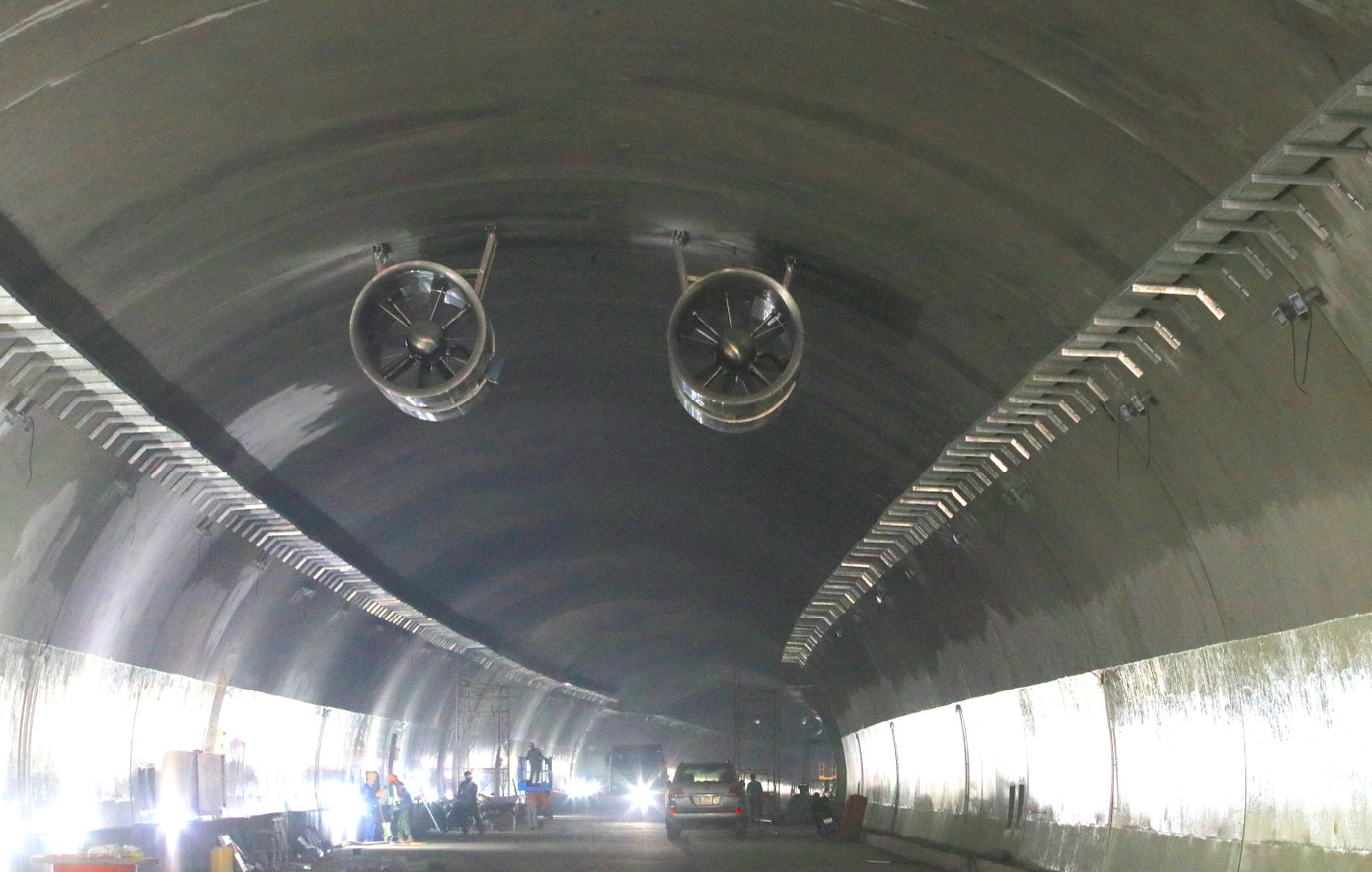 Các hệ thống phòng cháy chữa cháy, quạt thông gió, đèn chiếu sáng trong hầm đã được các đơn vị thi công lắp đặt hoàn thiện.