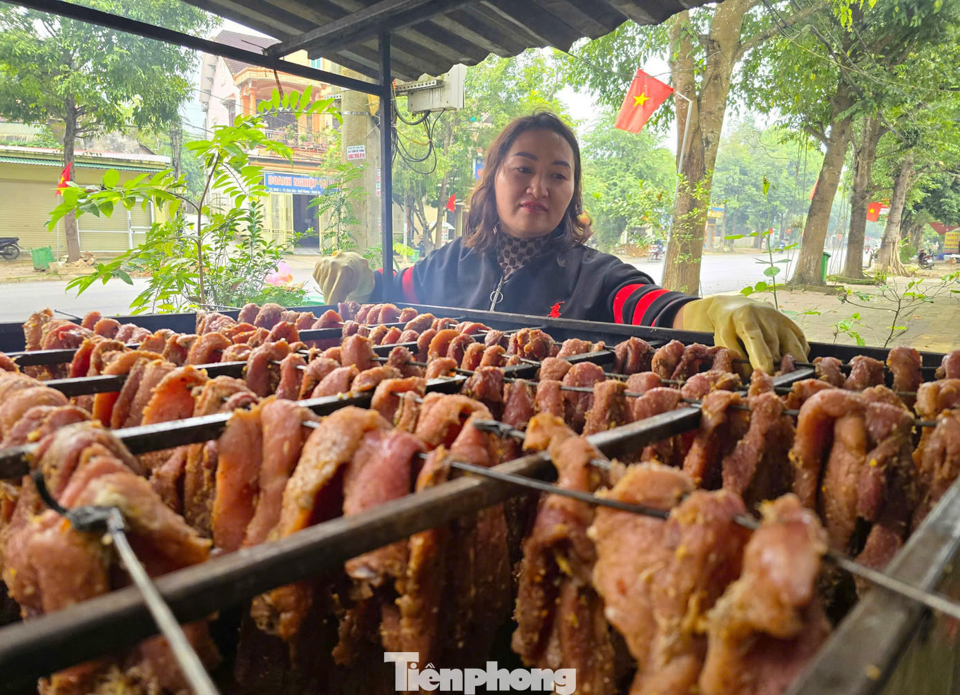 "Để thịt chín đều không bị khô thì người thợ phải canh bếp để trở thịt liên tục. Đặc biệt, lửa phải luôn để thật nhỏ và đều. Nếu lửa to thịt sẽ cháy mà không chín", chị Nga chia sẻ kinh nghiệm. "Để thịt chín đều không bị khô thì người thợ phải canh bếp để trở thịt liên tục. Đặc biệt, lửa phải luôn để thật nhỏ và đều. Nếu lửa to thịt sẽ cháy mà không chín", chị Nga chia sẻ kinh nghiệm.