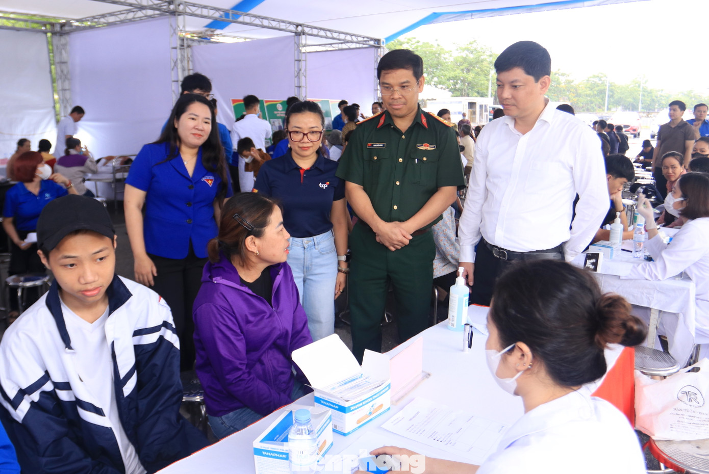 Anh Đỗ Tuấn Hanh - Phó Trưởng Ban Mặt trận Thanh niên T.Ư Đoàn; chị Nguyễn Thị Phương Thúy - Bí thư Tỉnh Đoàn Nghệ An; Trung tá Phan Quốc Khánh - Phó Giám đốc Bệnh viện Quân Y 4 đến động viên các y, bác sỹ tại chương trình và thăm hỏi các thanh niên công nhân đang thăm khám. Anh Đỗ Tuấn Hanh - Phó Trưởng Ban Mặt trận Thanh niên T.Ư Đoàn; chị Nguyễn Thị Phương Thúy - Bí thư Tỉnh Đoàn Nghệ An; Trung tá Phan Quốc Khánh - Phó Giám đốc Bệnh viện Quân Y 4 đến động viên các y, bác sỹ tại chương trình và thăm hỏi các thanh niên công nhân đang thăm khám.