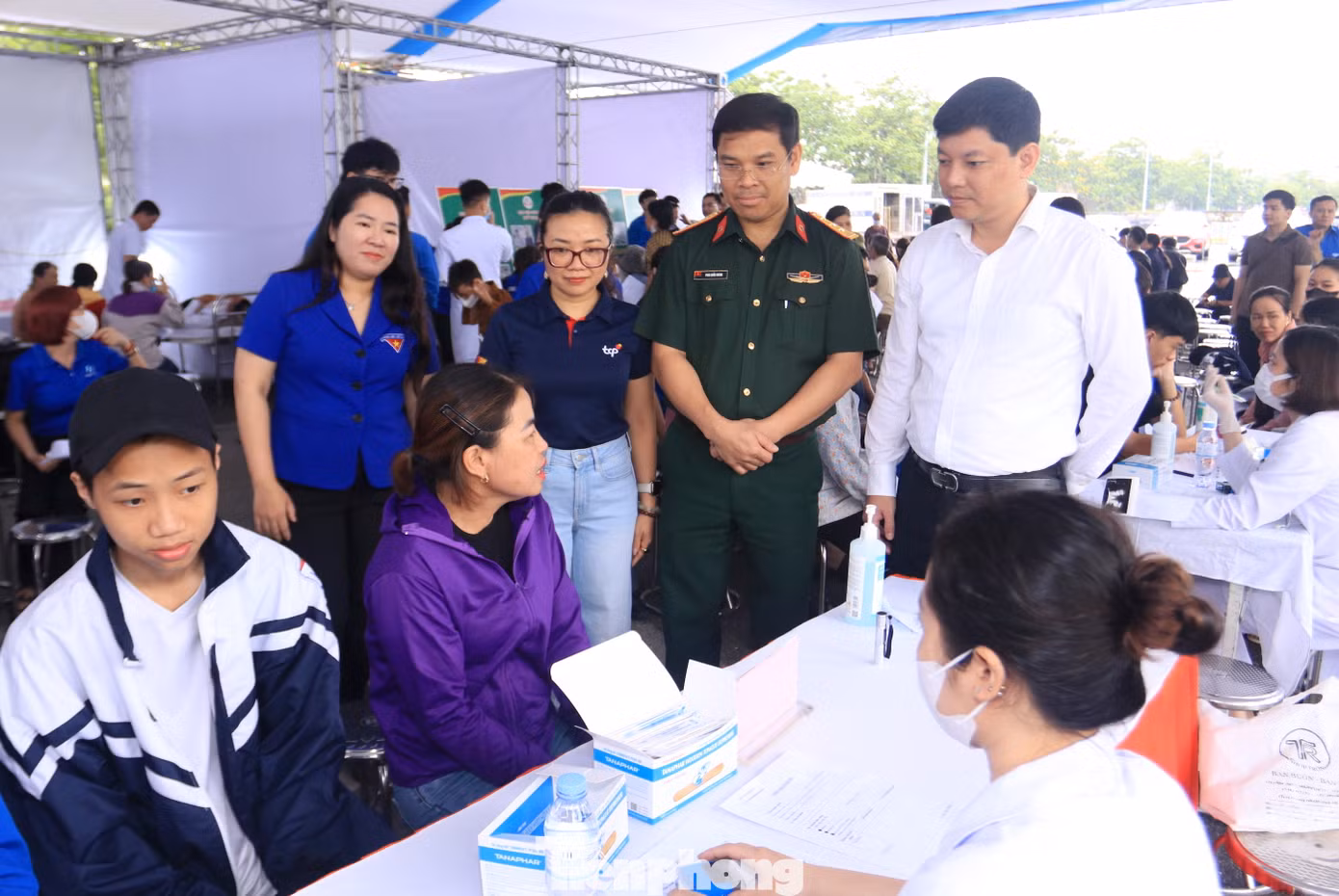 Anh Đỗ Tuấn Hanh - Phó Trưởng Ban Mặt trận Thanh niên T.Ư Đoàn; chị Nguyễn Thị Phương Thúy - Bí thư Tỉnh Đoàn Nghệ An; Trung tá Phan Quốc Khánh - Phó Giám đốc Bệnh viện Quân Y 4 đến động viên các y, bác sỹ tại chương trình và thăm hỏi các thanh niên công nhân đang thăm khám.