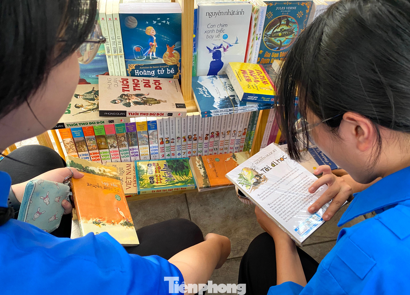 Đoàn viên thanh niên chăm chú đọc sách tại ngày hội.