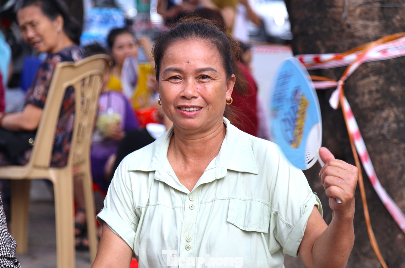 Sau khi đưa con đến trường thi, bà Nguyễn Thị Hương (55 tuổi, trú xã Nghi Đức, thành phố Vinh, Nghệ An) ngồi nán lại trước cổng trường để chờ đến khi con làm bài xong. Bà Hương cho hay, ở nhà cũng không có việc gì làm nên ngồi lại cổng trường chờ con. "Chịu nắng nóng tý chứ về nhà rồi lại cũng lên. Hồi hộp, lo cho con nên thôi ngồi đây chờ con ra xem con thi cử thế nào", bà Hương chia sẻ.