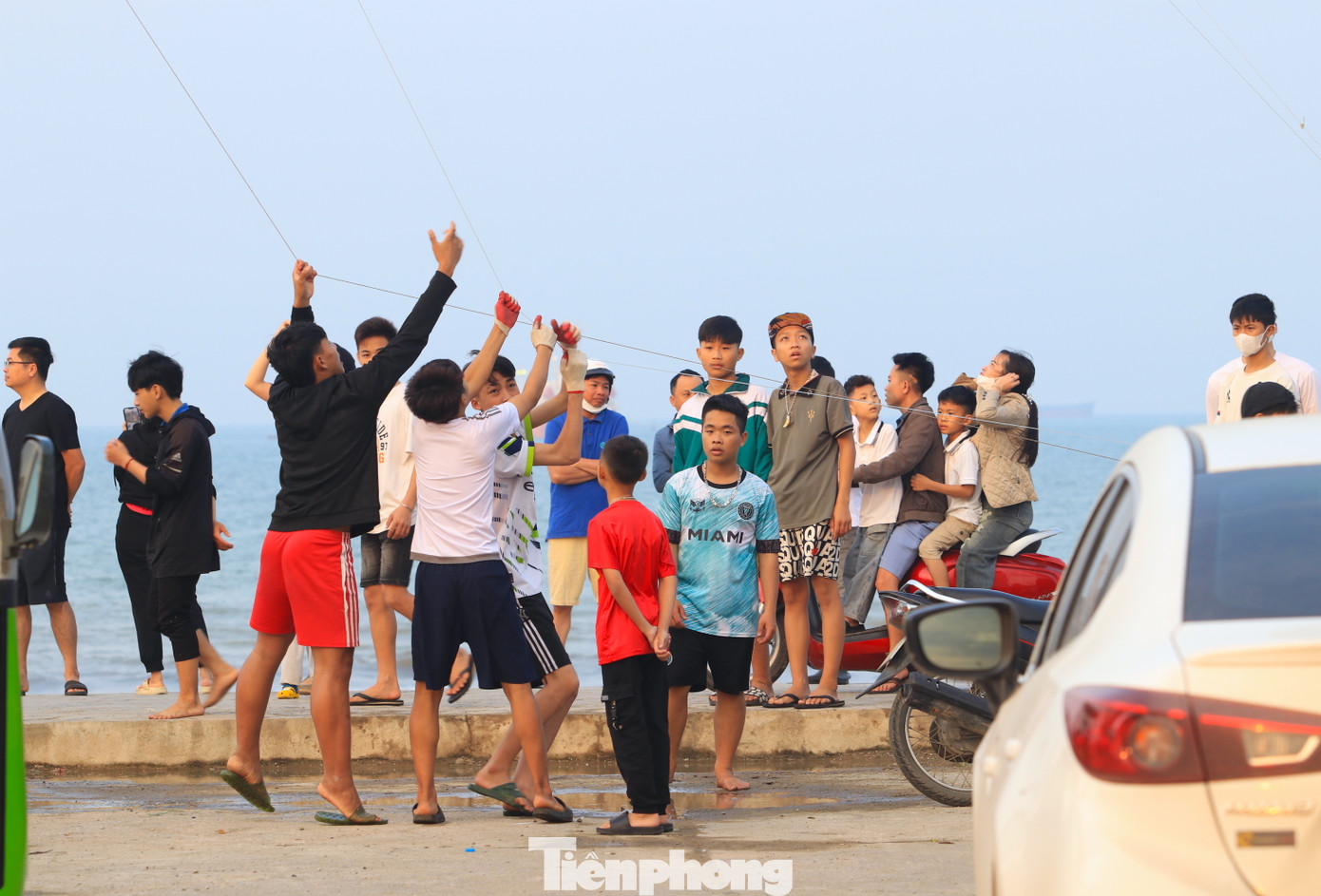 Tại khu vực thả diều sáo luôn thu hút sự quan tâm của người dân và du khách khi về với biển.